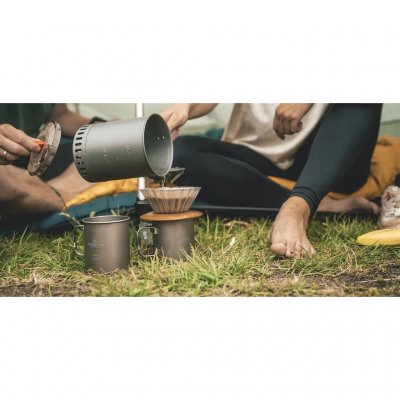 Rymlig mugg i tålig titan.