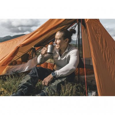 Tålig mugg i titan med infällbara handtag och låg vikt.