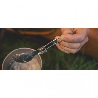 Kombinationen av sked och gaffel gör den hopfällbara sporken från Robens perfekt för de flesta fältmåltider.