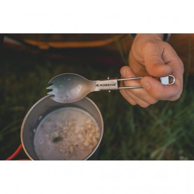 Kombinationen av sked och gaffel gör sporken perfekt vid måltider utomhus.