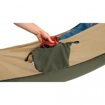 Fäst väskan på sidan av hammocken och förvara dina personliga tillhörigheter i den under natten.