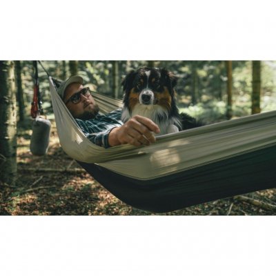 Ta med hunden i hammocken. Robens Trace Hammock har höga kanter för din trygghet.