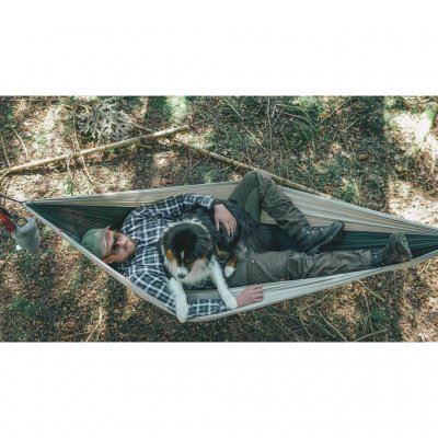 Ta med hunden i hammocken. Robens Trace Hammock har höga kanter för din trygghet.