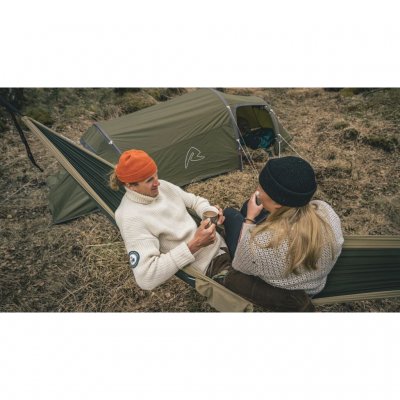 Koppla av i en hammock på turen eller på campingsemestern.