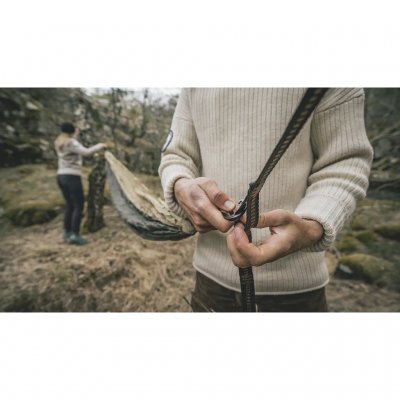 Kraftiga remmar och karbinhakar ger en maxvikt på 200 kg på hammocken.