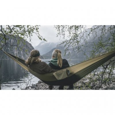 Hammock med tillbehör från Robens som låter dig sova hängandes i det fria i alla väder - allt du behöver är två träd.