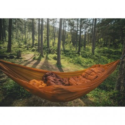 Hammock gjord av återvunnet starkt ripstop-nylon som har god andningsförmåga och effektivt transporterar bort fukt.