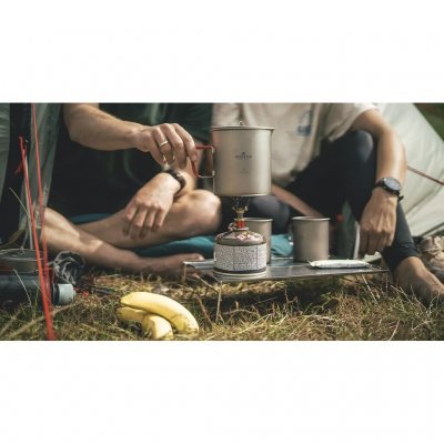 Litet hopfällbart bord som skapar en bra och stadig yta för att laga mat utomhus.