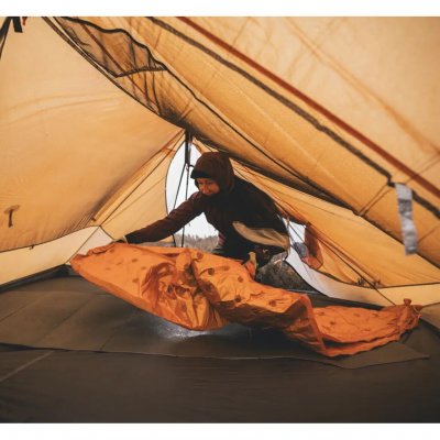 Mångsidigt klassiskt liggunderlag som funkar lika bra att sitta eller ligga på som att använda till skydd eller isolering.