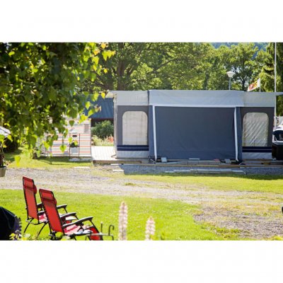 Svenska Tält Standby sluss från bakifrån utan husvagn.