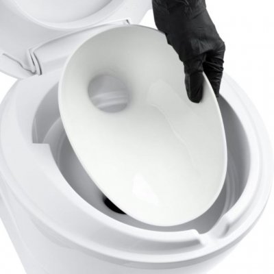 Rengöringsmedel, silikon och handskar ingår.