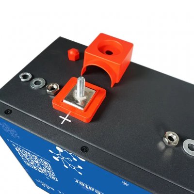 Blå pol på litiumbatteriet. M8 anslutning.